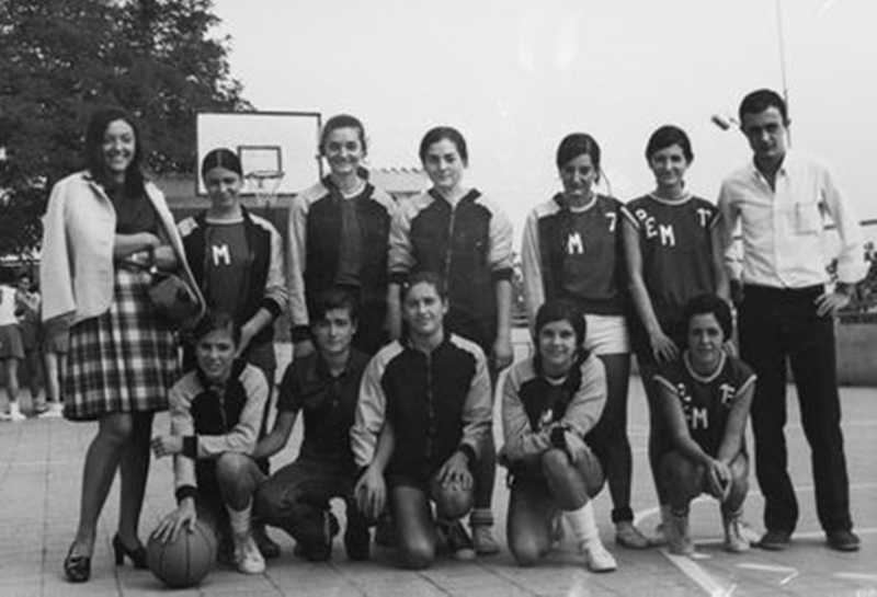 María Planas , la primera de pie a la izquierda, con el equipo de la Penya Esportiva Montserrat (PEM) en los años setenta.