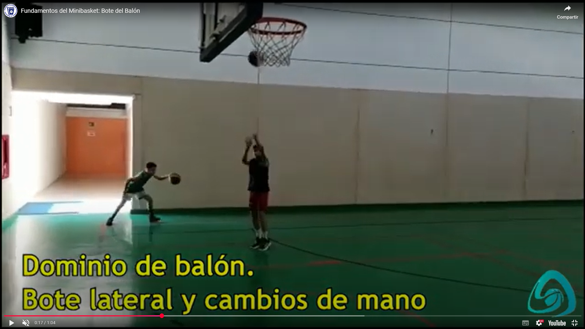 Familia apoyando en la cancha