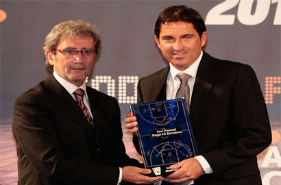 Xavi Pascual recoge el premio al Mejor Entrenador de la Liga Regular ACB 2010-11