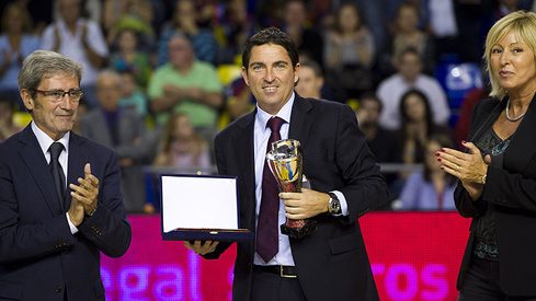 Xavi Pascual recibe el Trofeo AEEB-Díaz Miguel