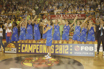 Alberto Miranda se lleva la Supercopa Femenina con el Perfumerías Avenida