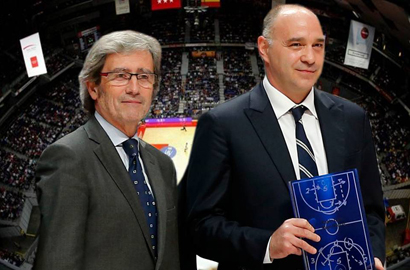 Pablo Laso recibe el premio al Mejor Entrenador de la Fase Regular de la Liga Endesa 2012/13