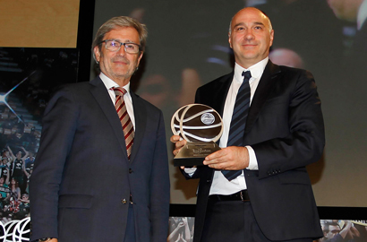 Pablo Laso recoge el premio al Mejor Entrenador Liga Regular 2014/15