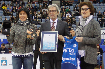 Azu Muguruza recibe el Trofeo AEEB- “Memorial Antonio Díaz Miguel» como mejor entrenadora 2014-15