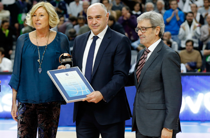 Laso recibe el Trofeo AEEB- “Memorial Antonio Díaz Miguel» como mejor entrenador 2014-15