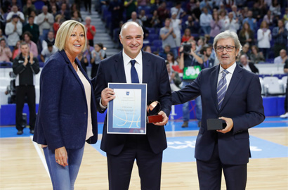 Laso recibe el Trofeo AEEB- “Memorial Antonio Díaz Miguel» como mejor entrenador 2015-16