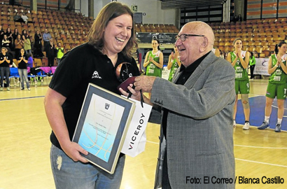 Madelen Urieta recibe el Trofeo AEEB- “Memorial Antonio Díaz Miguel» como mejor entrenadora 2015-16