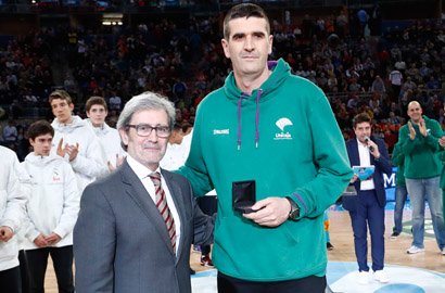 Manuel Bazán, mejor entrenador de la Minicopa Endesa