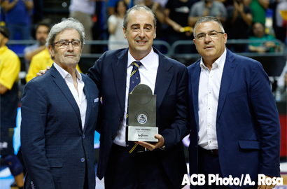 Txus Vidorreta recibe el premio al Mejor Entrenador de la liga regular 16/17