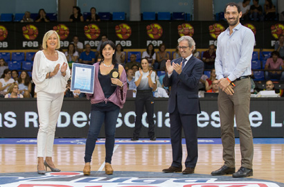Azu Muguruza recibe el “Trofeo AEEB- Memorial Antonio Díaz Miguel» como mejor entrenadora 2016-17