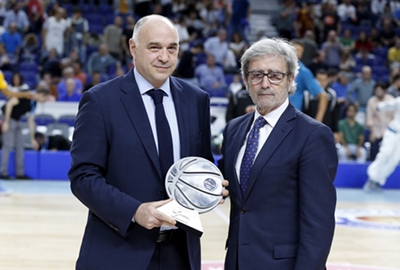 Pablo Laso recibe el premio de Mejor Entrenador de la liga regular