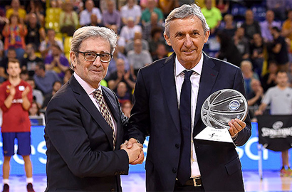 Pesic recibe el premio de la AEEB al Mejor Entrenador de la fase regular