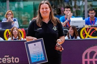 Madelen Urieta recibe el premio a la Mejor Entrenadora del Año “Memorial Antonio Díaz Miguel”