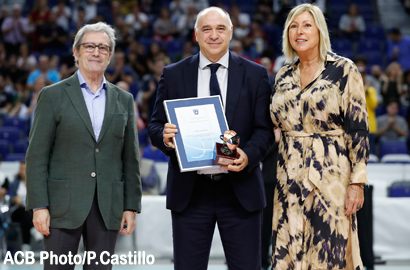 Pablo Laso recibe el premio a Mejor Entrenador del Año “Memorial Antonio Díaz Miguel”