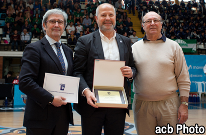 Javier Imbroda recibe el reconocimiento como Miembro de Honor de la AEEB