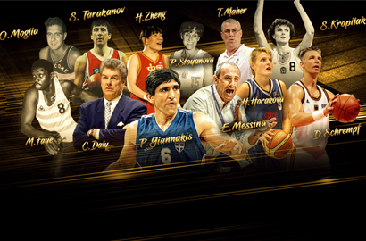 Ettore Messina, Chuck Daly y Tom Maher en el Salón de la Fama FIBA 2021