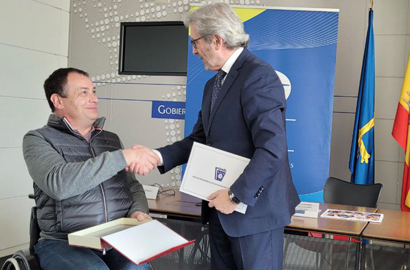 José Alberto Álvarez recibe el reconocimiento de la AEEB