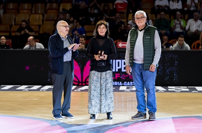 Azu Muguruza recibe el premio a la Mejor Entrenadora del Año