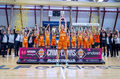 Valencia Basket arranca la temporada levantando la Supercopa Femenina