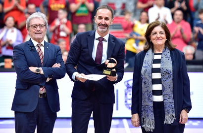 Sito Alonso recibe el premio al Mejor Entrenador del Año 2023/24